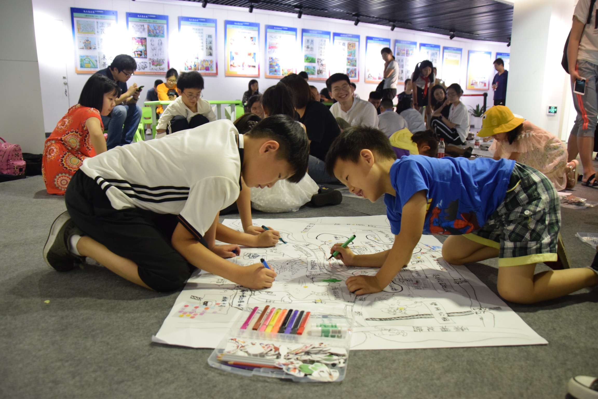 小朋友们拿起画笔，绘出自己心中的理想家园。长沙晚报全媒体记者 陈焕明 实习生 张佳林摄影报道