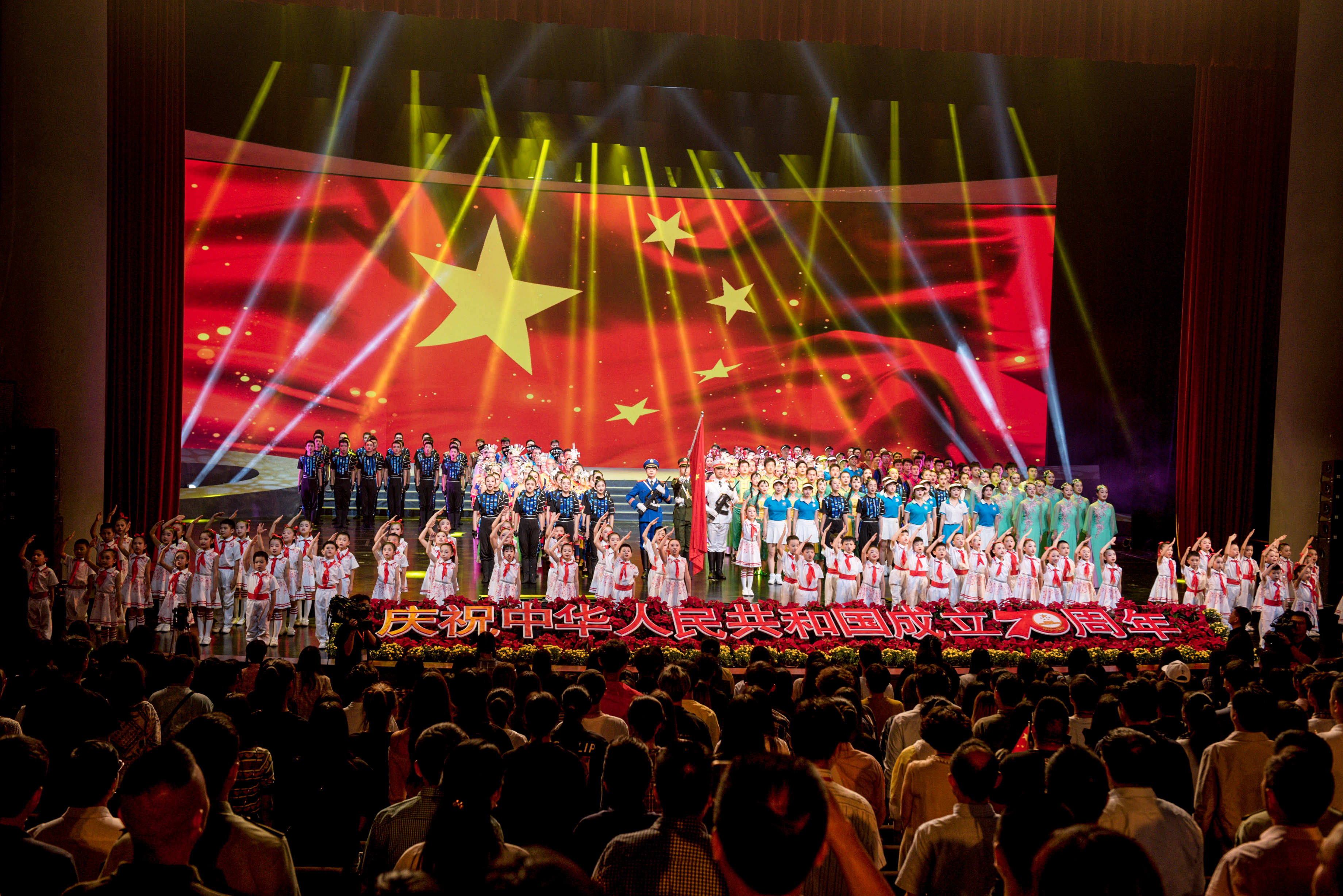 今晚，庆祝中华人民共和国成立70周年——“欢乐潇湘”全省群众文艺汇演在梅溪湖国际艺术中心举行。陈飞摄
