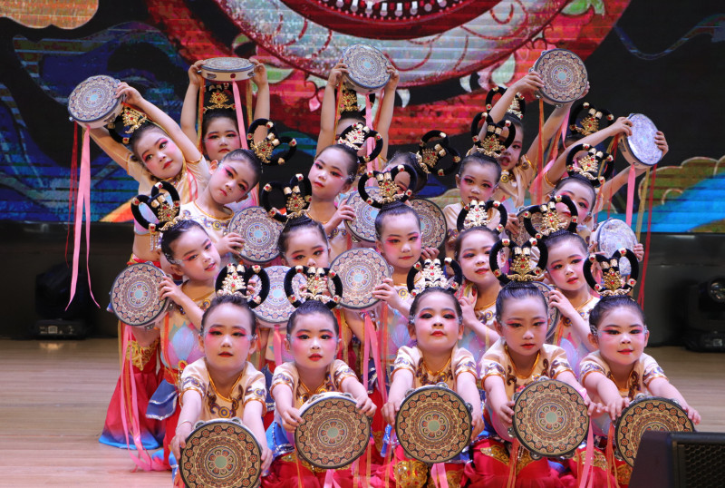 望城区教育局桃源里幼儿园小朋友表演中国舞《飞天乐鼓》。均为长沙晚报通讯员 陈姣 摄