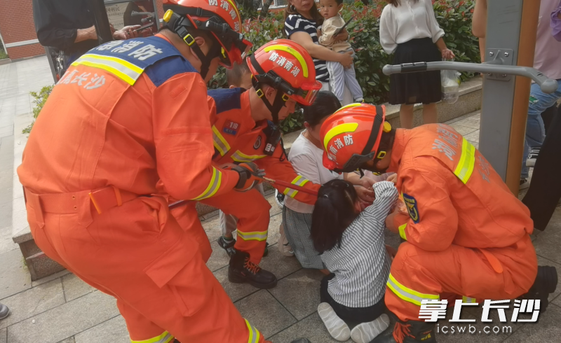 母女二人双双被卡，消防救援人员利用撬棍实施救援。长沙晚报通讯员 汤淑 供图