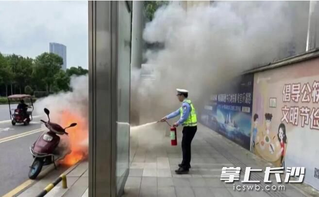 张桂锦正在扑灭火焰。