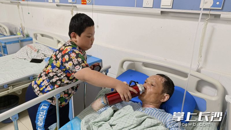 满斯琪照顾着躺在病床上的父亲。长沙晚报全媒体记者 张洋子 摄
