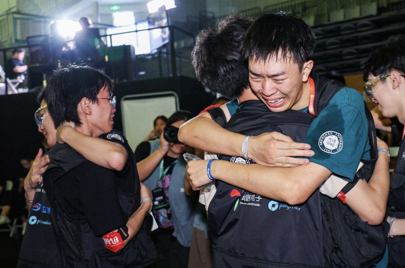 深圳大学战队获胜，队员喜极而泣。