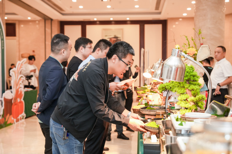  10月26日，湖南省预制菜产业高质量发展论坛在长沙县举行。图为活动现场的预制菜品鉴展示区。 长沙晚报通讯员 章帝 摄