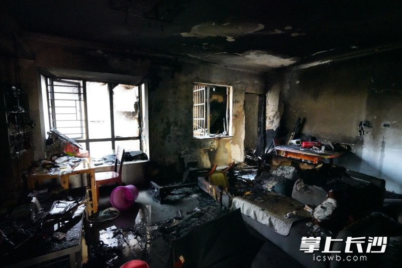 起火后，住户家中被烧得一片狼藉。长沙晚报通讯员 张佳欣 供图