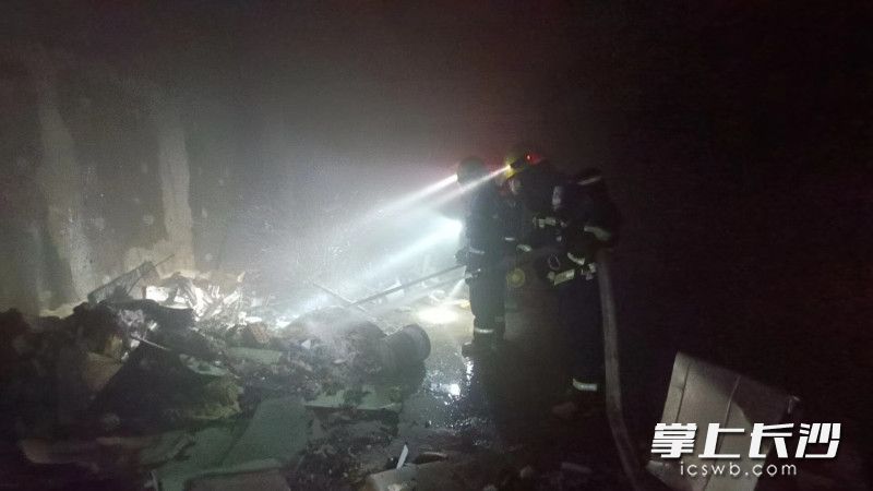 地下车库杂物起火，消防救援人员快速到场处置。长沙晚报通讯员 孙吉松 供图