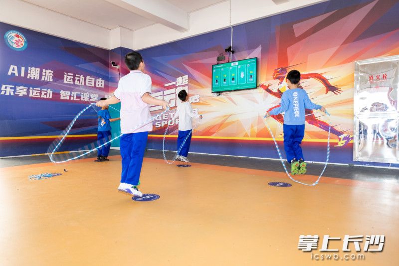 长沙市实验小学马栏山文创学校的学生利用课间十分钟在AI运动区进行智慧跳绳。董阳 摄