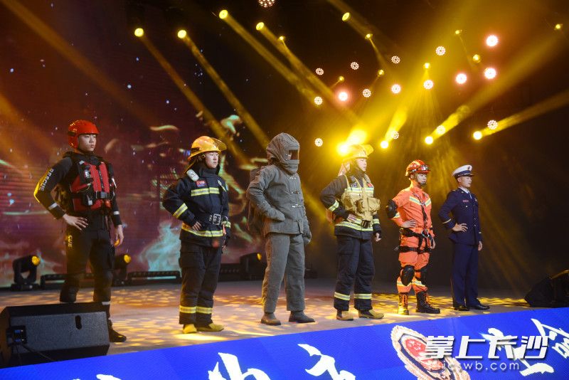 开福区“火焰蓝”带来消防T台秀。长沙晚报全媒体记者 刘琦 摄