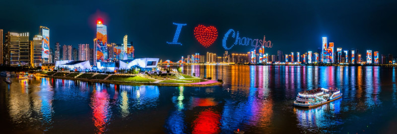 灯火辉煌、声光璀璨的长沙滨江文化园。彭福宗摄