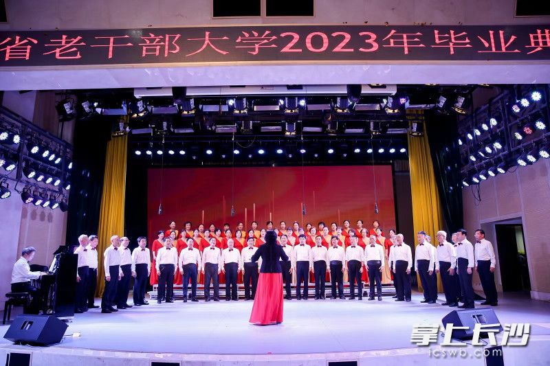 李平在湖南省老干部大学指挥合唱。