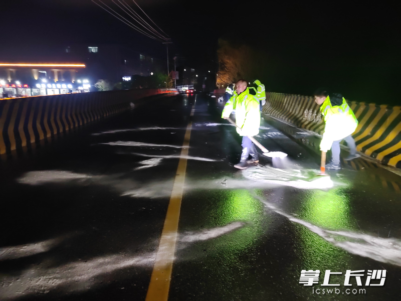 自1月21日开始，官渡镇对辖区内主要路段、桥梁等昼夜不停进行监控，采取撒盐等方式防止道路结冰，确保人员和车辆安全通行。