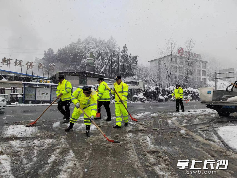 大瑶镇综合行政执法局执法人员对G319路面进行撒盐除冰。