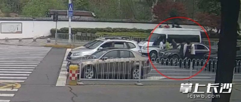 民警街头拦截偷车贼 图片均为长沙晚报通讯员 刘彬 提供