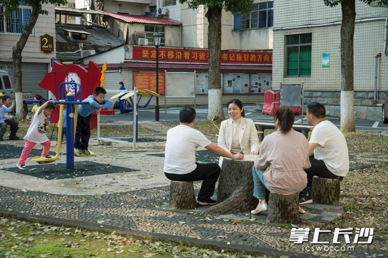 下午三点多，刘伟华带着韬哥来到一个小区，昨天已经约好在这里给邻长们做个培训。