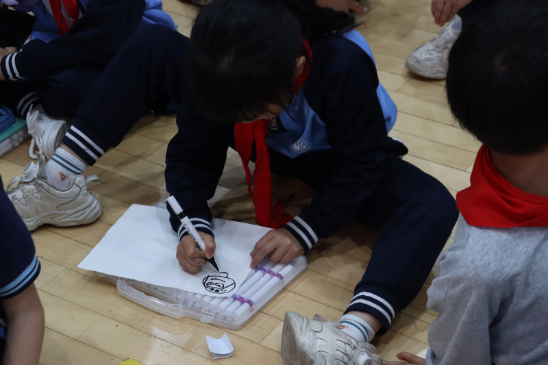 同学们在庄建宇带领下学画昆虫。