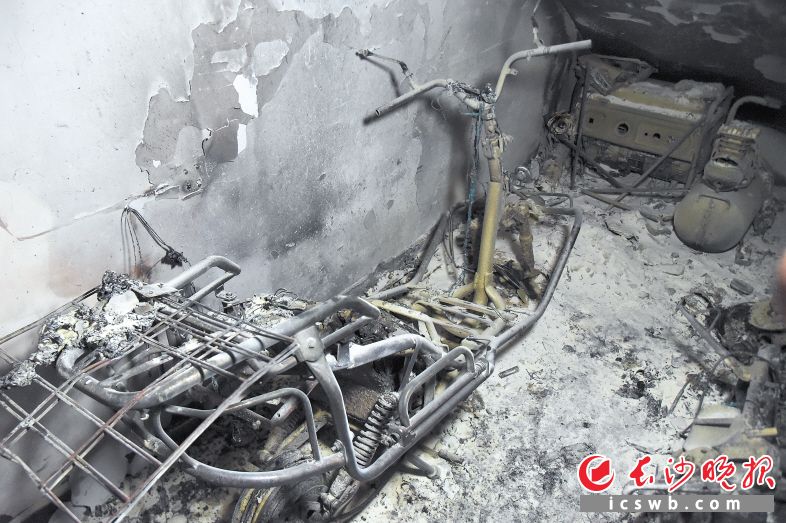 发生在冯家冲社区的电动车火灾事故中，最先起火的电动车被烧得只剩下骨架。　　长沙晚报全媒体记者 刘琦 摄
