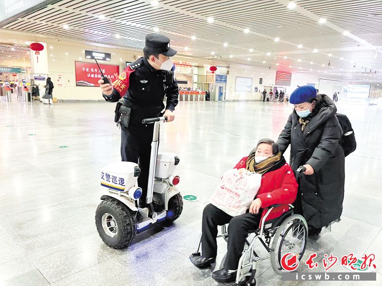 　　铁警骑着警用平衡车巡逻时发现一名坐轮椅的老人，主动上前提供帮助。长沙晚报通讯员 张威 供图