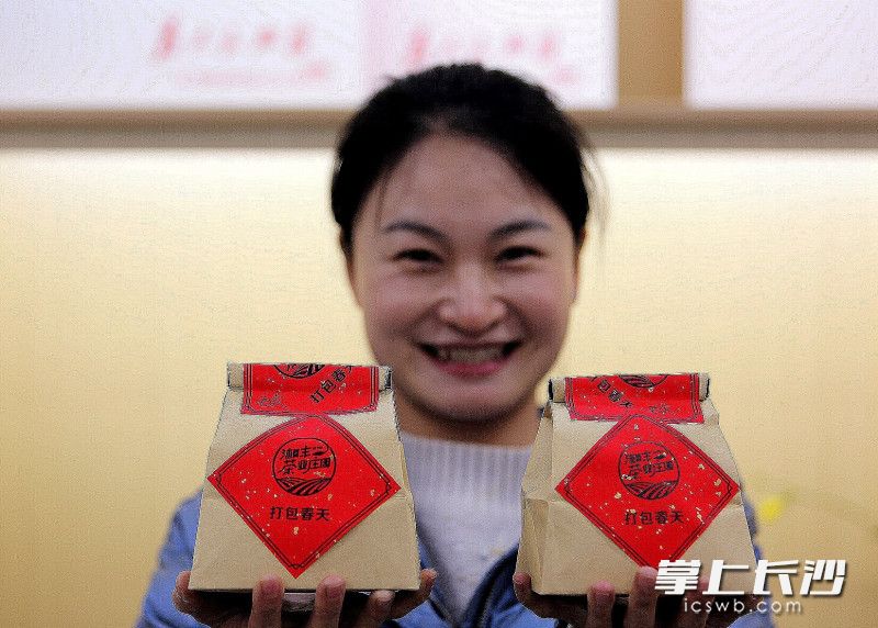 湘丰茶业今春开发的茶文旅产品“打包春天”让游客爱不释手。