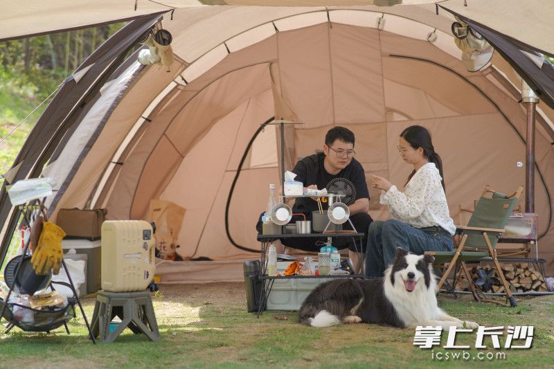 家庭为单位的游客往往会在露营地游玩一至两天，也为当地带来了消费发展。