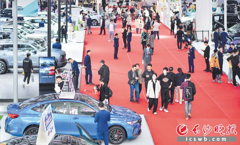 2023湖南车展上，前来选车购车的市民络绎不绝。 长沙晚报全媒体记者 邹麟 摄