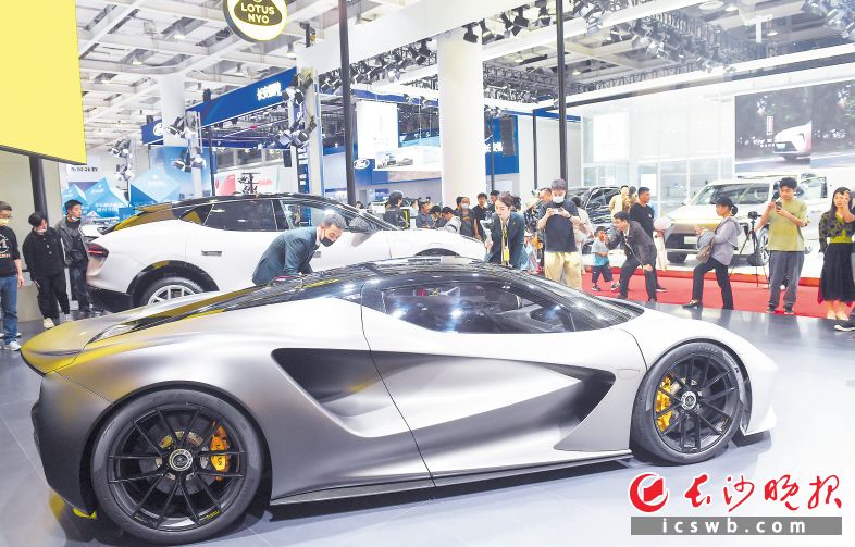 2023湖南车展现场汽车品牌全、新车多，吸引了火爆人气。均为长沙晚报全媒体记者 邹麟 摄