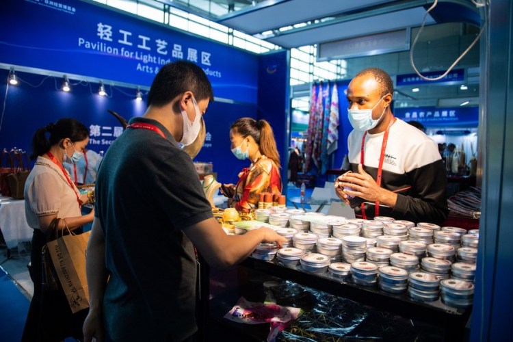 An exhibitor (R) introduces shea butter produced in Ghana during the second China-Africa Economic and Trade Expo in Changsha, capital of central China's Hunan Province, Sept. 27, 2021. (Xinhua/Chen Sihan)