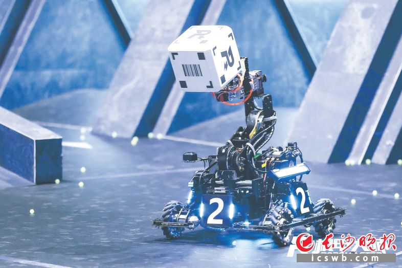 工程机器人正用机械臂取“矿”以换取补给。RM大赛组委会供图