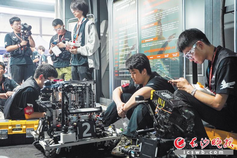 来自哈尔滨工业大学（深圳）的“南工骁鹰”战队成员在做入场的最后准备。易亿 摄