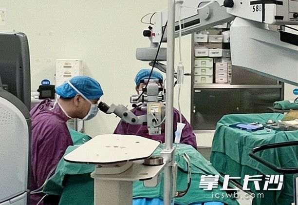 5月28日，湖南首例国产领扣型人工角膜移植手术在长沙成功实施。该手术是由中南大学湘雅三医院角膜移植中心主任邓志宏教授（左）团队完成的。长沙晚报全媒体记者 杨蔚然 摄