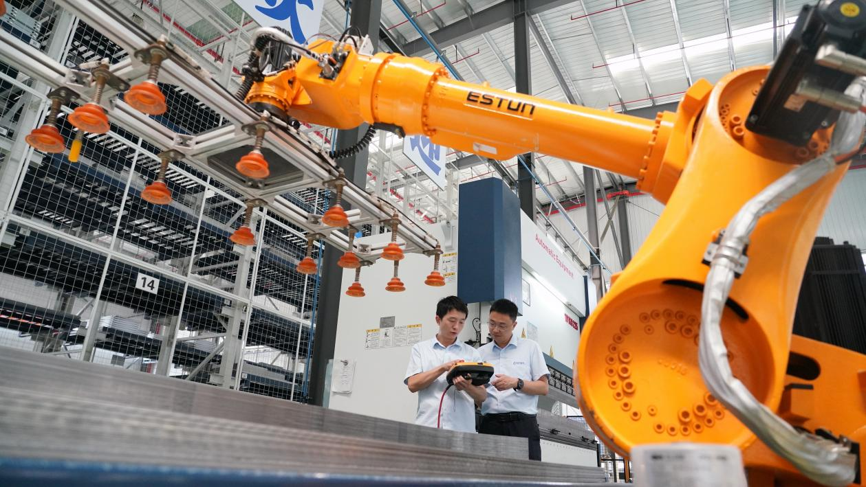 △2023年8月26日，在武汉光谷的一家长江电气企业智能车间，工作人员正在操作智能机械臂。
