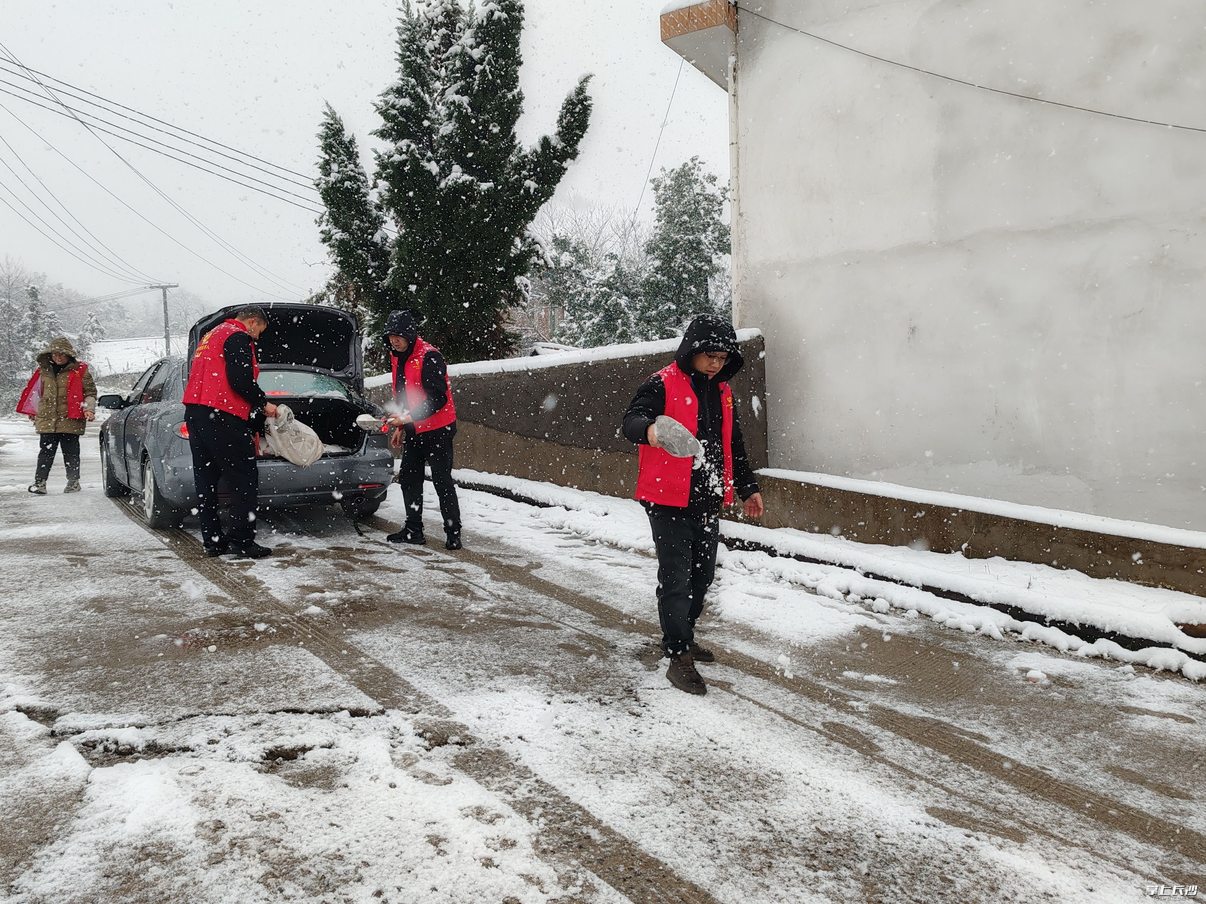 金刚镇组织党员、志愿者对积雪路段进行撒盐融雪，确保村民出行安全。
