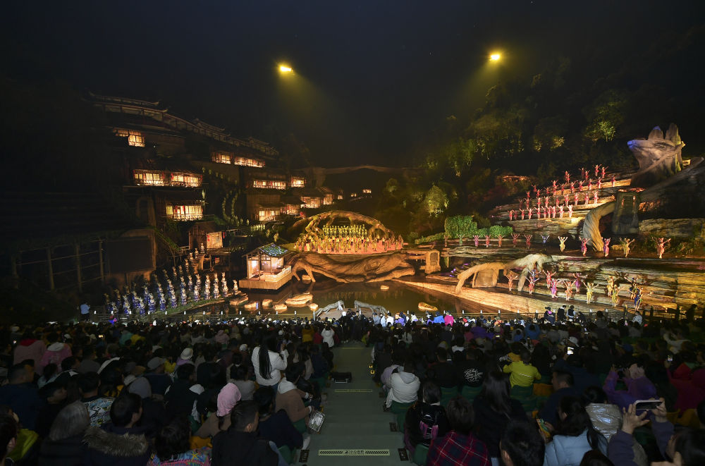 4月4日晚，游客在观看《天门狐仙》。（邵颖 摄）